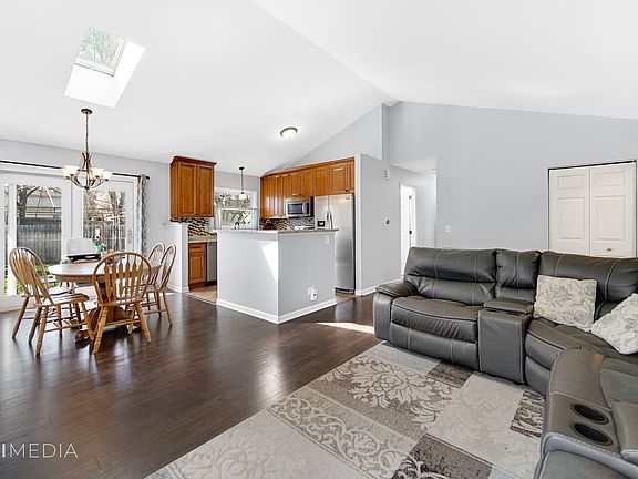 4th image of 2S020 Essex Ln