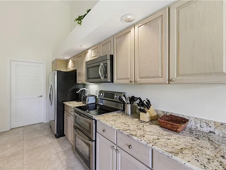 27038 Oakwood Lake Dr — Photo 9