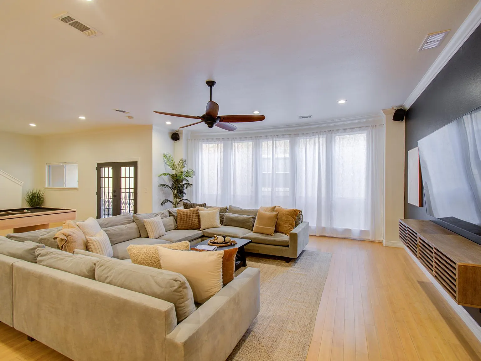 3 bed, 3.5 bath, 3203 sqft, $8,000 — Photo 3