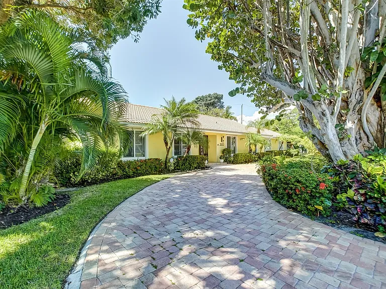 2600 N Riverside Dr — Photo 22