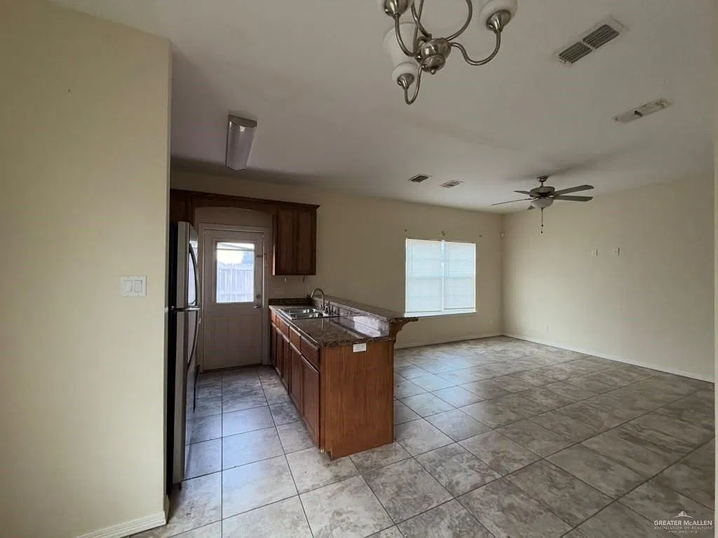 3 bed, 2.5 bath, 1370 sqft, $1,300 — Photo 3