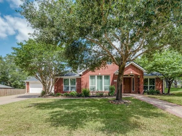 104 Douglas Dr, Bellville, TX 77418