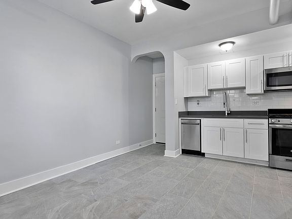 3rd image of 1521 W Sherwin Ave #101