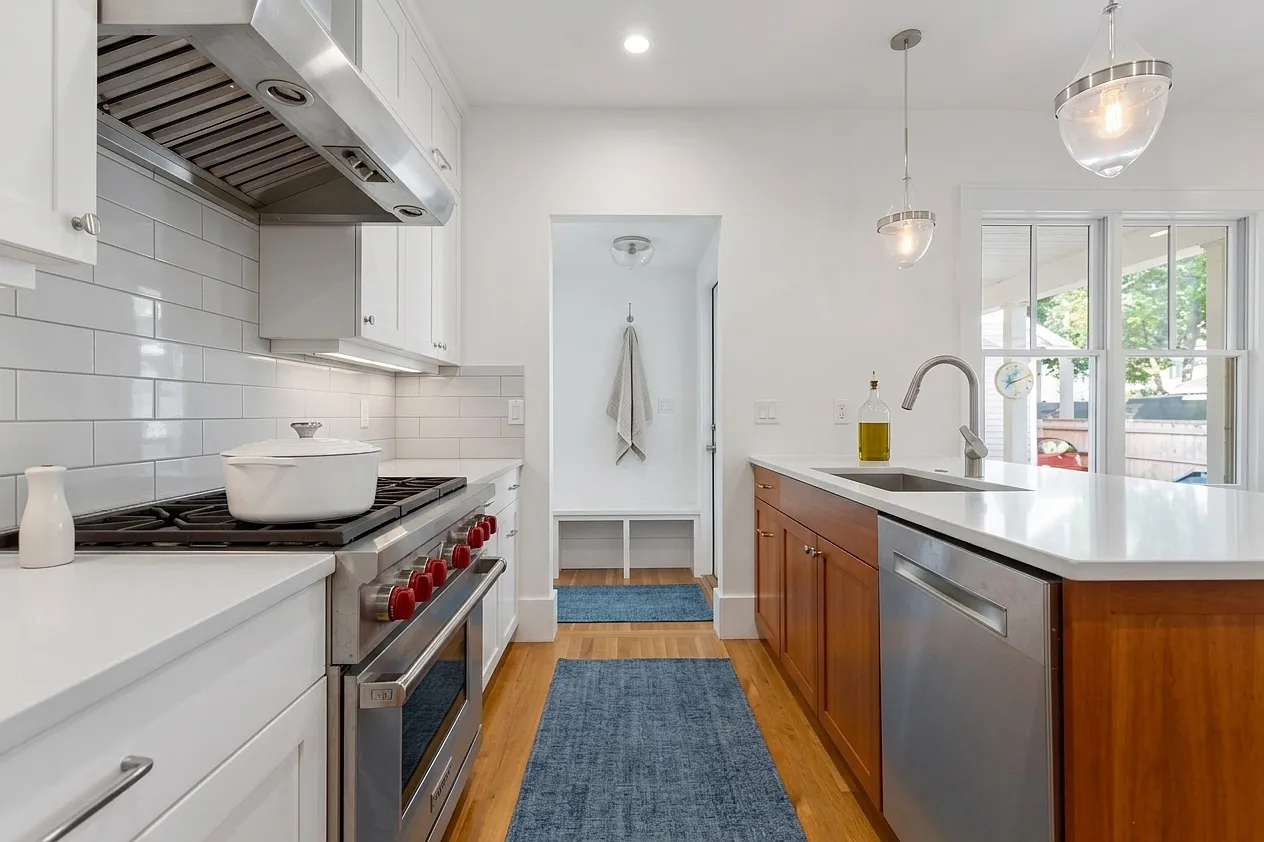 6 bed, 3393 sqft, $9,700 — Photo 3