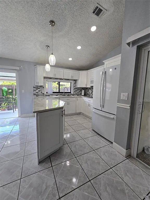 3 bed, 2.0 bath, 1278 sqft, $2,350 — Photo 4
