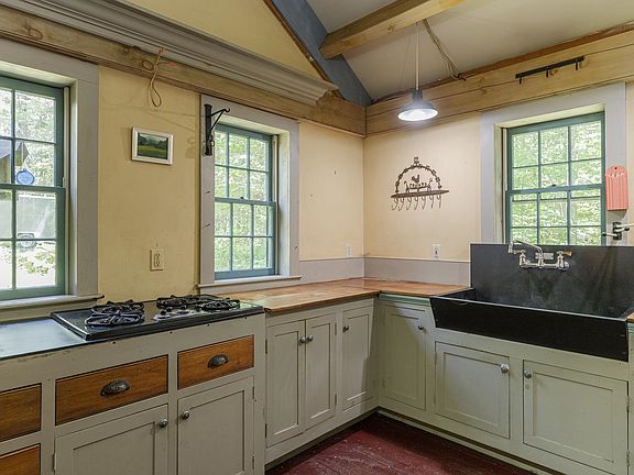 4th image of 94 Cold Pond Road