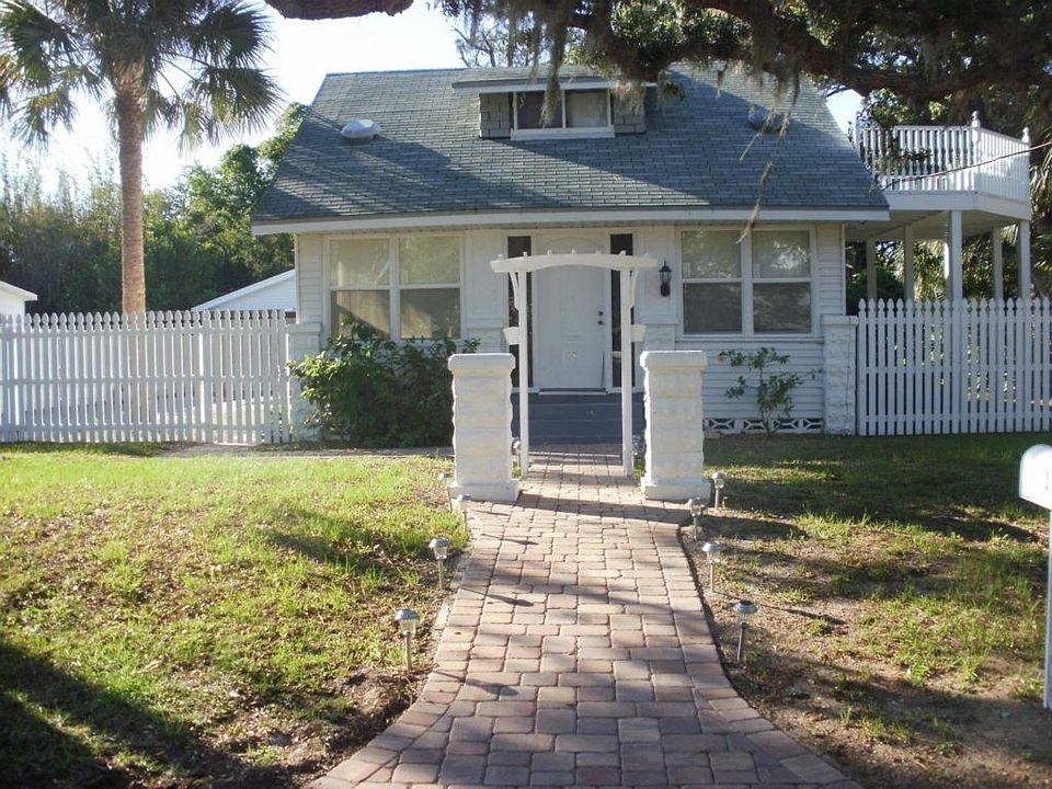 1st image of 17 Fairview Ave #House
