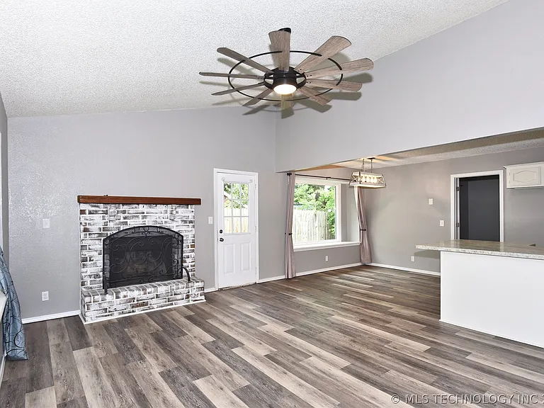 1339 E 138th Pl — Photo 6