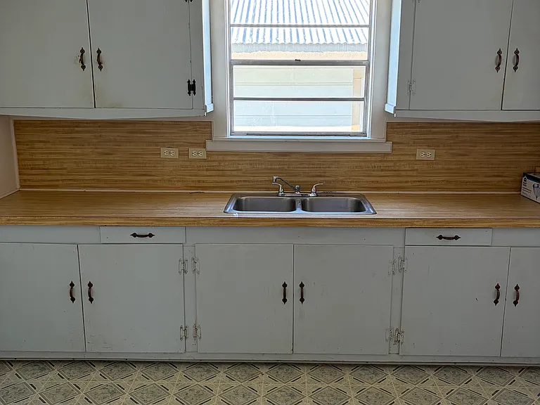 1033 General Nicholls Ave — Photo 7