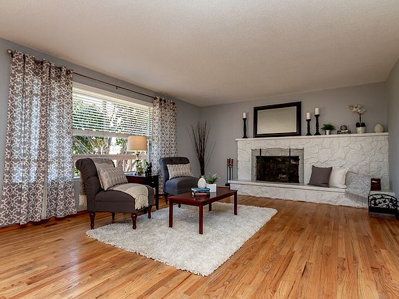 Upper level fireplace4