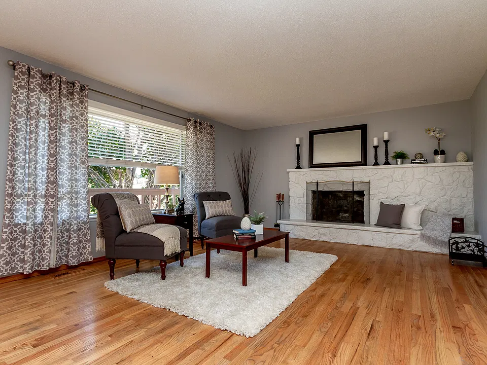 Upper level fireplace4