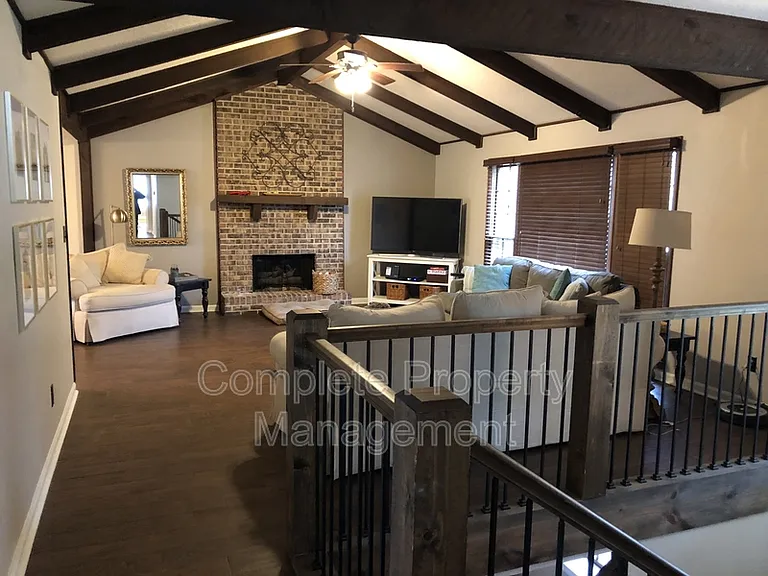 604 Farr Cir — Photo 7