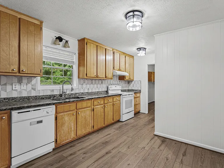 6096 Hillpine Dr — Photo 10