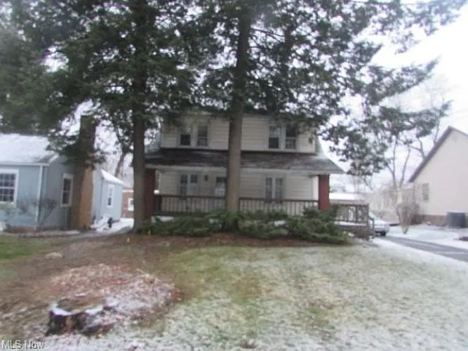573 N Main St photo 1