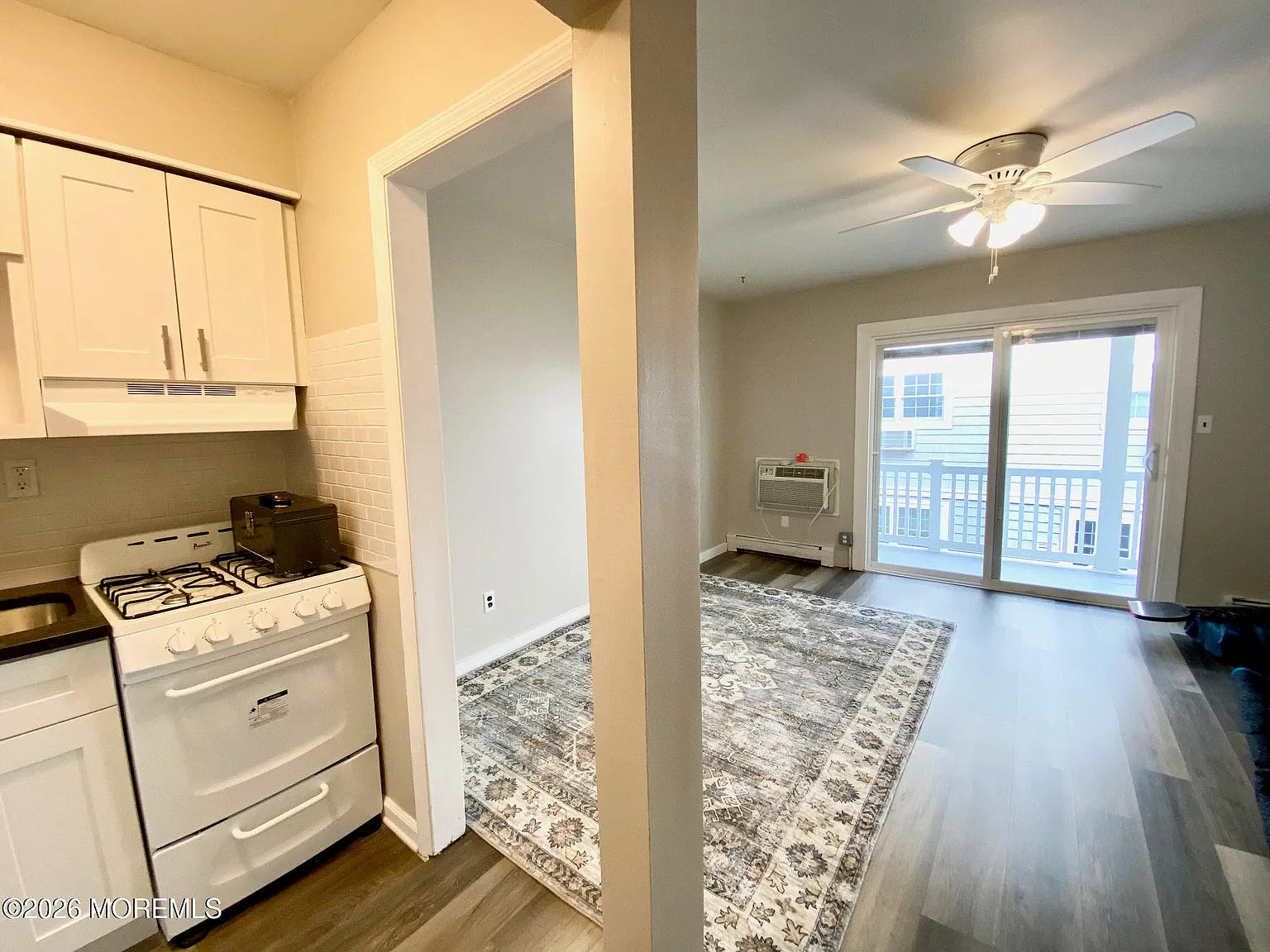 Studio, $2,000 — Photo 4