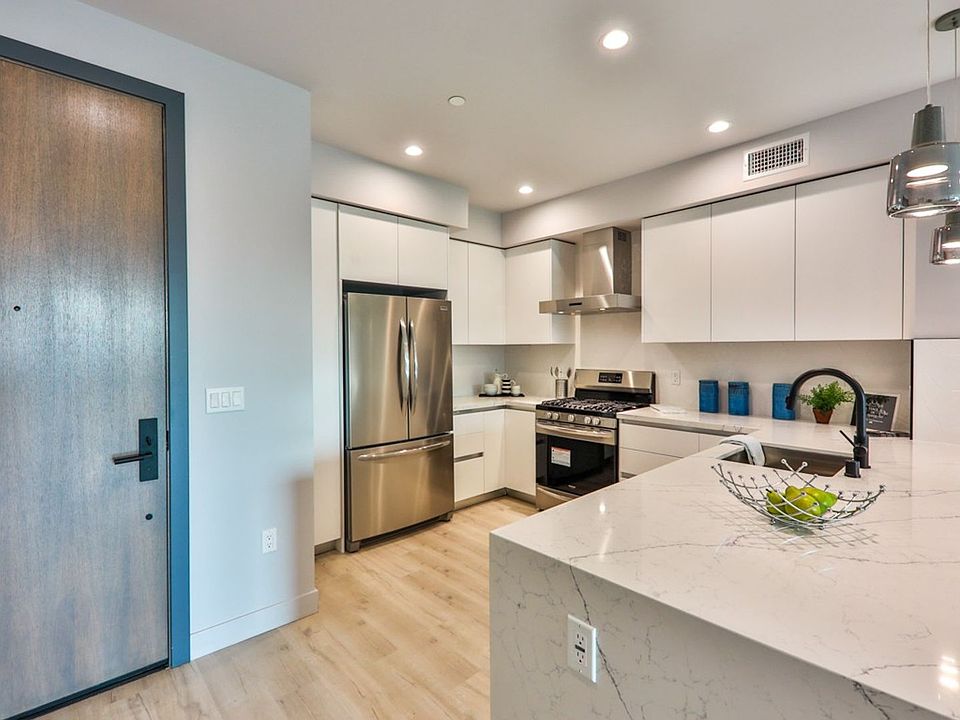 1st image of 900 Wilcox Ave #201