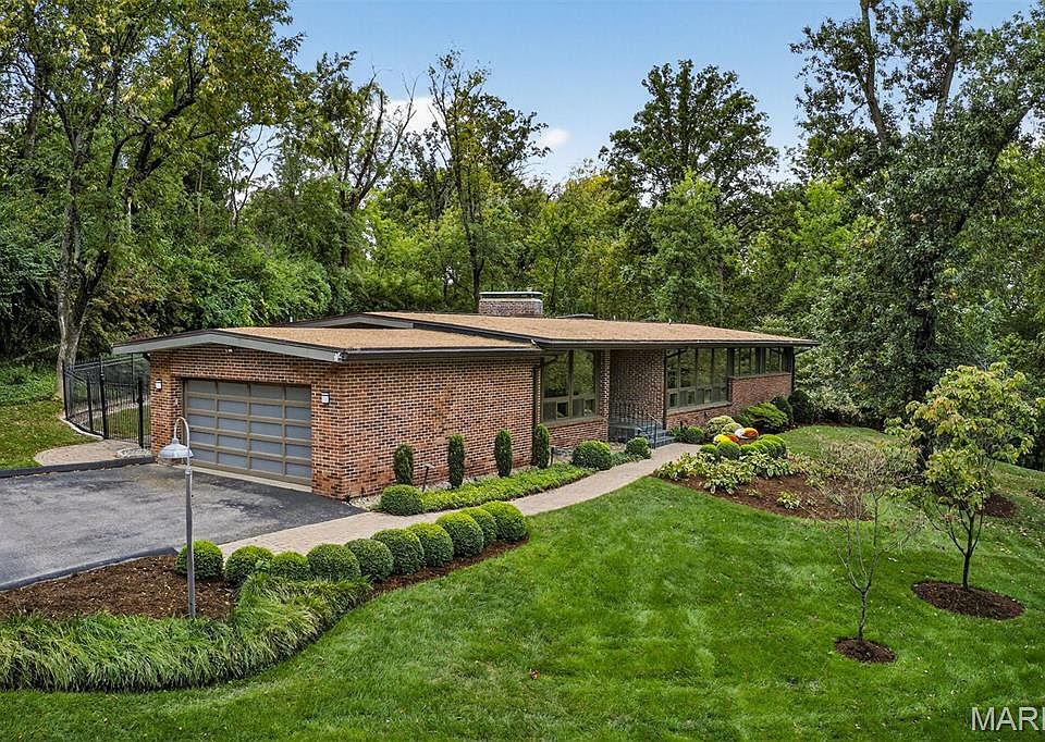 1st image of 4 Dogwood Ln