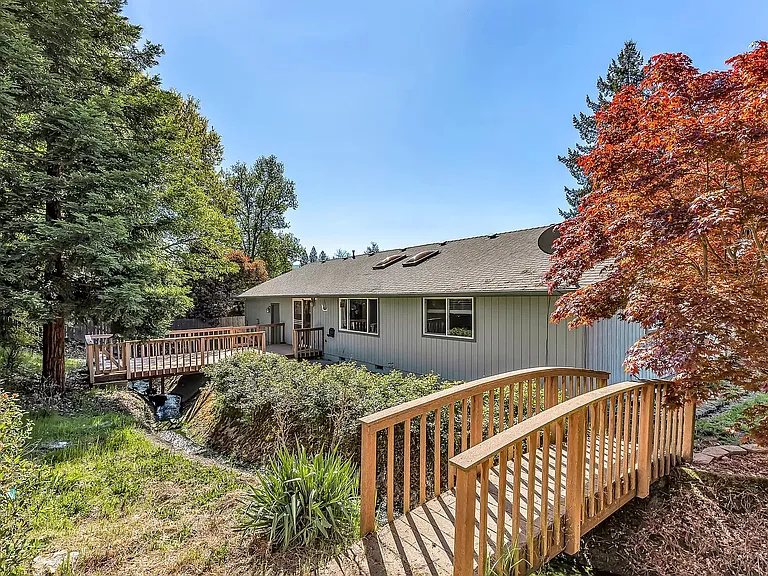 110 NW Sinclair Dr — Photo 6