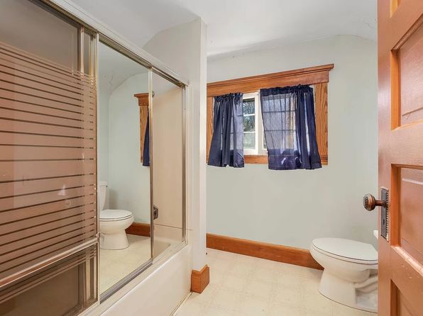 936 N Cody Rd, Le Claire, IA 52753