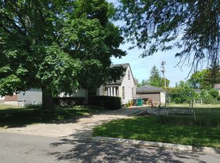 27 N Pioneer Rd, Waukegan, IL 60085