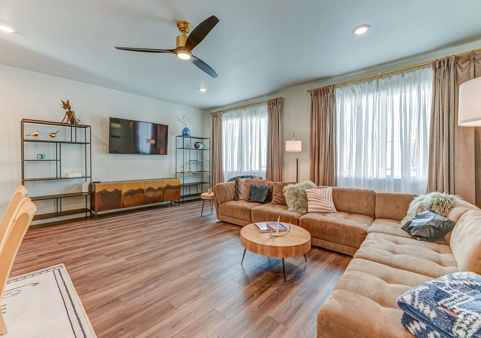 Spacious 4BR 4BA Furnished New Townhouse in Arvada — Photo 2