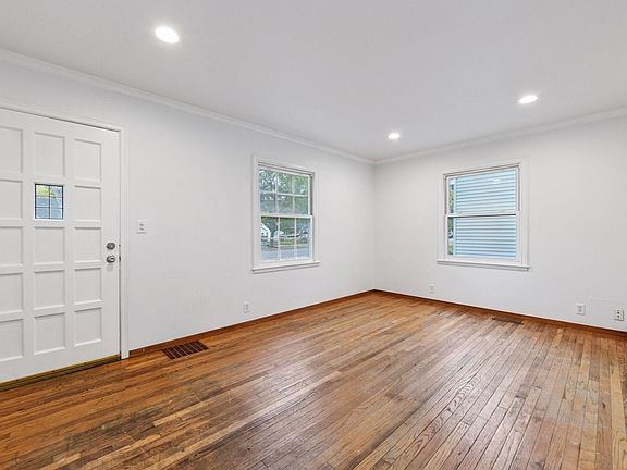 2nd image of 2724 Dakota Ave S