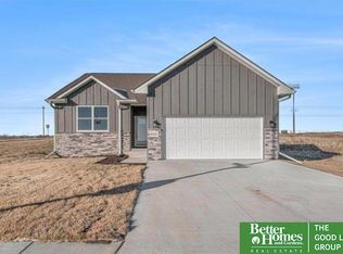 6858 Flint Dr, Papillion, NE 68133
