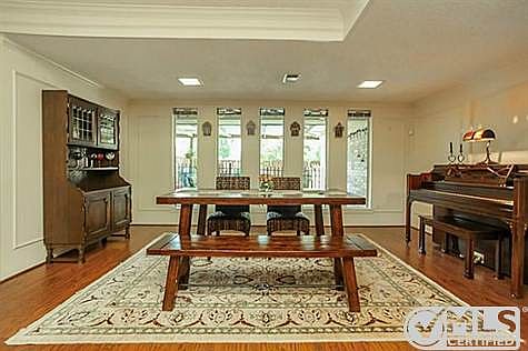 4th image of 2417 Coleshire Dr