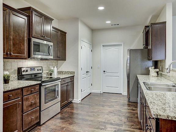 5th image of 828 Mesa Verde Pl