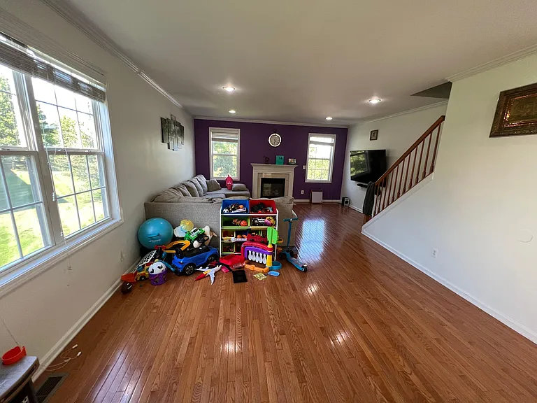 555 Coventry Dr — Photo 13