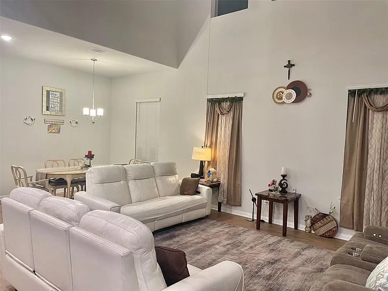 1055 Bluebonnet Trl — Photo 4