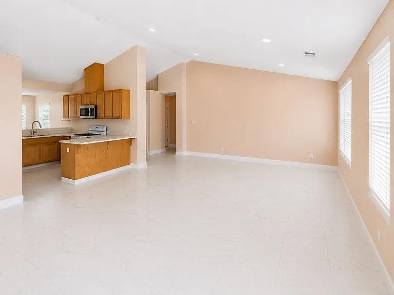 693 Kensington Cir — Photo 2