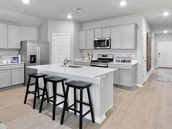 4th image of 470 Park Place Dr