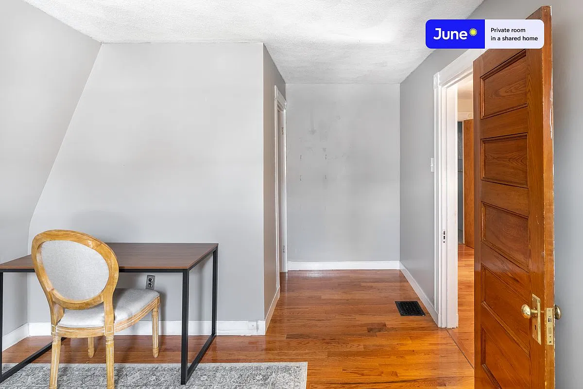 Queen bedroom in 6 bed/1.5 bath home in Somerville #1578 F — Photo 4