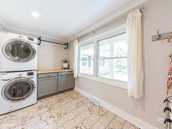 4th image of 734 Paradise Ln