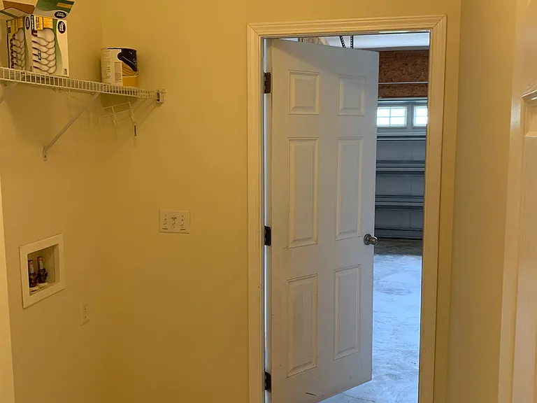 211 Royal Palms Ave — Photo 8