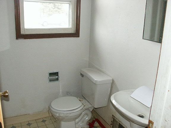3rd image of 811 S Evergreen Dr