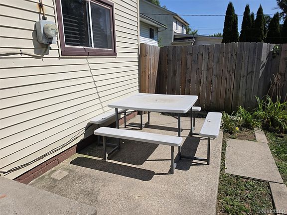 5th image of 4930 Campbell St