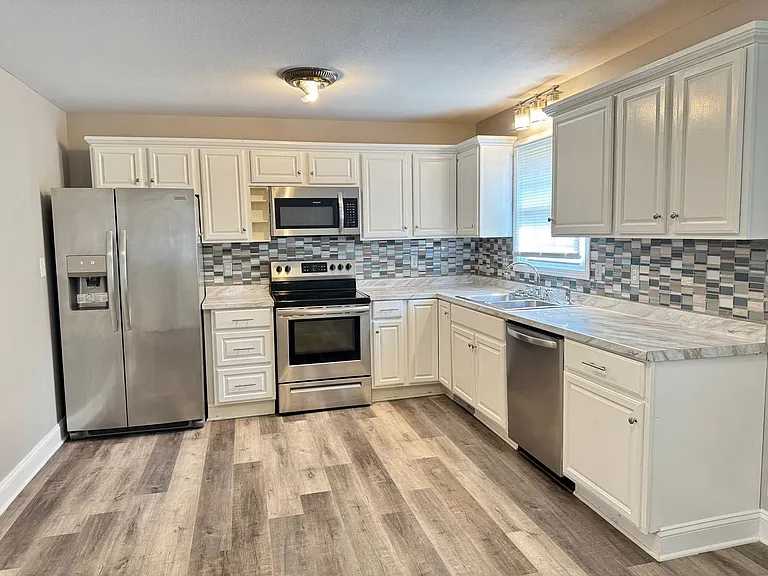 389 Elaine Dr — Photo 6