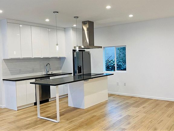 4th image of 718 S Citrus Ave