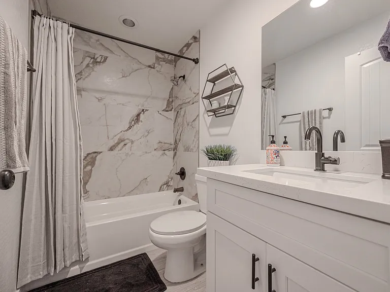 2547 E Illini St — Photo 20