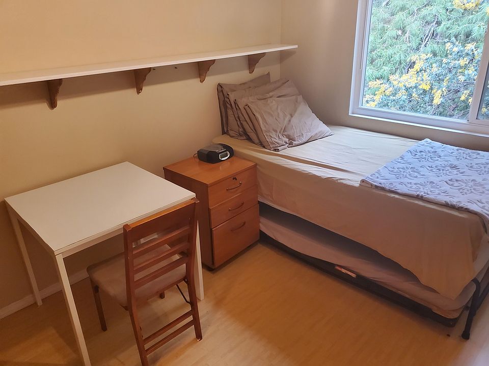 Bedroom w/night stand and desk