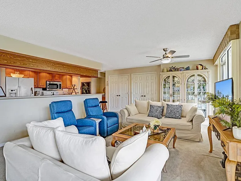 107 Half Moon Cir #H1 — Photo 1