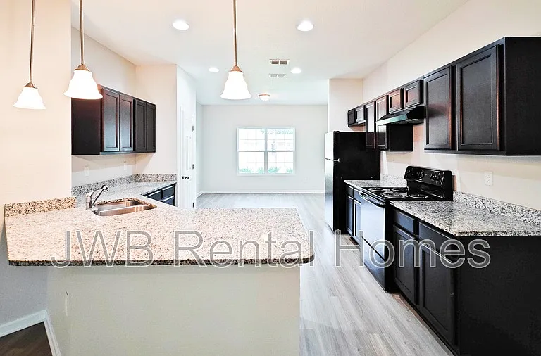 7104 Matthew St — Photo 2