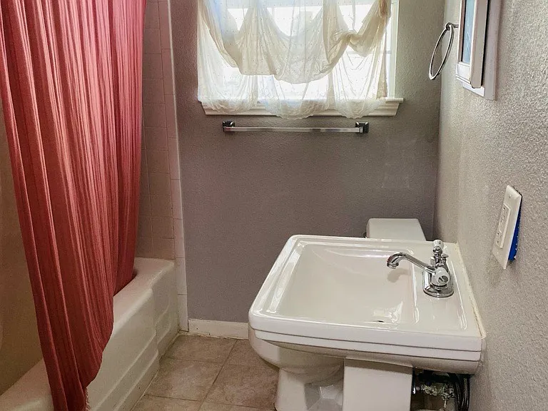 718 Crescent St — Photo 6