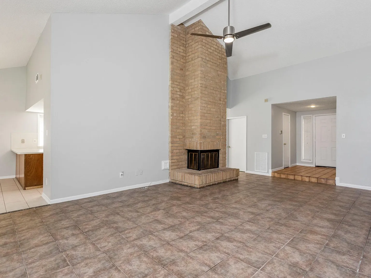 4 bed, 2.0 bath, 1995 sqft, $2,350 — Photo 4