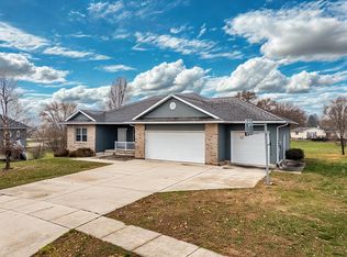 200 Pheasant Ln, Hudson, IA 50643