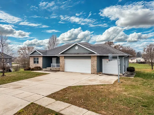 200 Pheasant Ln, Hudson, IA 50643