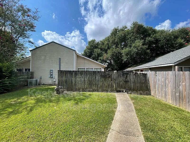 2 bed, 2.0 bath, 845 sqft, $975 — Photo 1