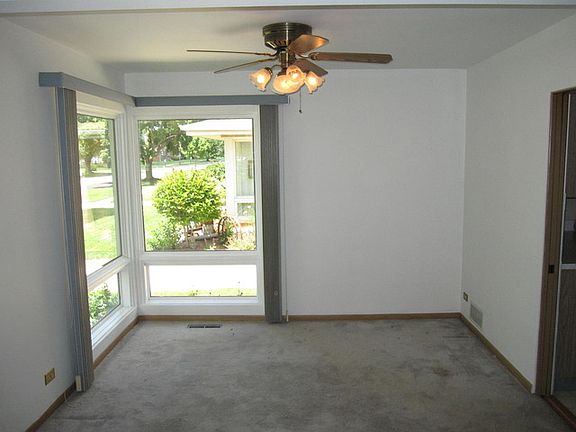 4th image of 2561 Sunnyside Ave